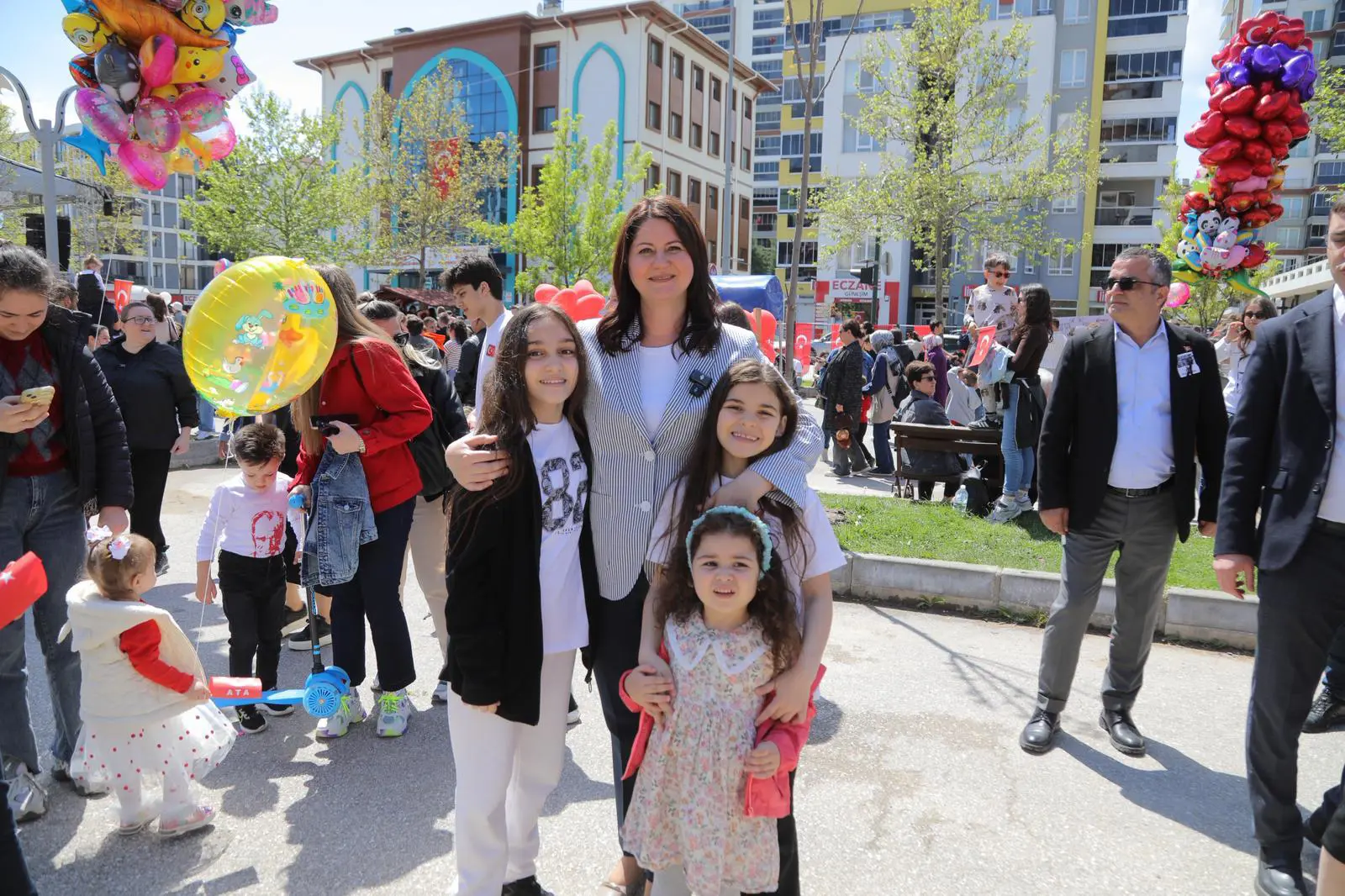 EDİRNE BELEDİYESİ 23 NİSAN ŞENLİĞİ RENKLİ GÖRÜNTÜLERE SAHNE OLDU galeri görseli